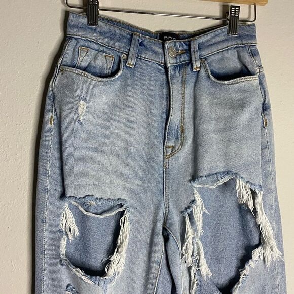 Urban Outfitters BDG Light Wash High Rise Mom Jean Size 24 - Picture 3 of 11